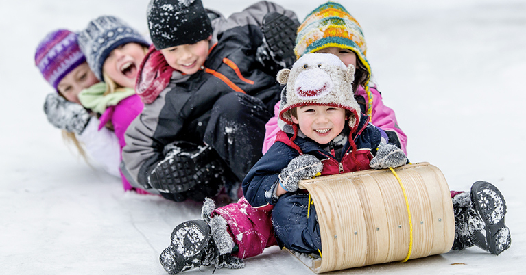 Enfants qui glissent sur luge