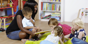 Pouponnière… les éducatrices en ont plein les bras!